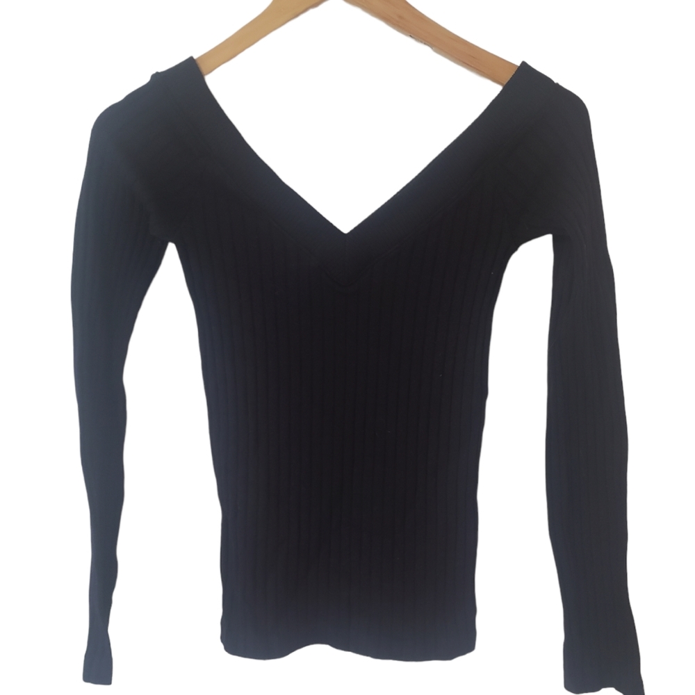 LC Lizette Collection. Long Sleeve. Form fitting. Black. V Neck. Size Small. OS.